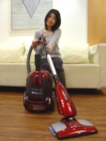 대우일렉이 진공 흡입과 스팀 청소가 동시에 가능한 '스팀 싸이클린(모델명:RC-854PST)' 청소기를 출시한다고 밝혔다.