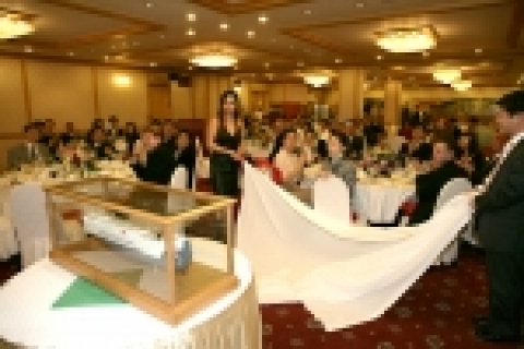 지난 10일 6,000unit급 자동차운반선을 발주한 노르웨이 호그 오토라이너사는 선박 인도 감사파티를 연 자리에서 직원복지기금 1만달러와 200분의1로 축소한 자사 인도선박 모형