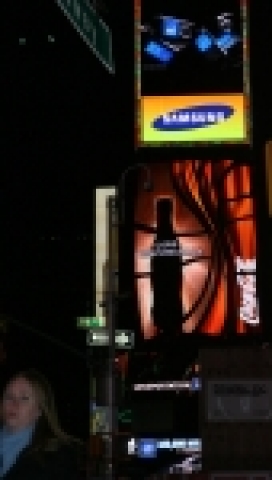 뉴욕 번화가인 타임스퀘어 거리에 있는 삼성전자 광고판에 블랙잭 동영상이 선보이고 있다.