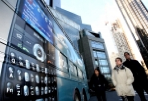 뉴욕 맨하튼 거리를 오가는 투어버스에 게재된 삼성전자 블랙잭 광고를 시민들이 쳐다보고 있다.