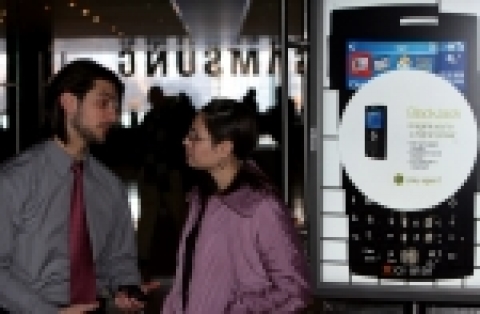 뉴욕 시내 타임워너빌딩 내에 있는 삼성전자 전시장 '삼성 익스피리언스'를 찾은 방문객이 삼성전자 블랙잭에 대해 문의하고 있다.