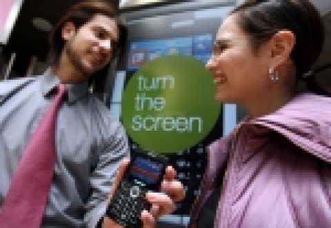 뉴욕 시내 타임워너빌딩 내에 있는 삼성전자 전시장 '삼성 익스피리언스'를 찾은 방문객이 삼성전자 블랙잭에 대해 문의하고 있다.