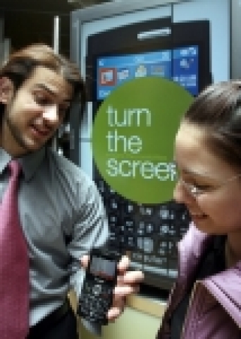 뉴욕 시내 타임워너빌딩 내에 있는 삼성전자 전시장 '삼성 익스피리언스'를 찾은 방문객이 삼성전자 블랙잭에 대해 문의하고 있다.