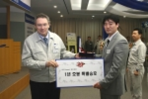 르노삼성자동차 대표이사 장 마리 위르띠제 사장(왼쪽)이 전사 개선제안 발표대회에서 최우수 개인상을 수상하며 1년 특별승호에 대한 영광을 얻은 서비스기술팀에 근무하는 김태현 사원(오