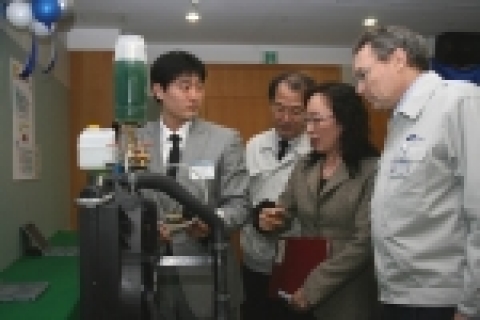 르노삼성자동차 대표이사 장 마리 위르띠제 사장(맨 오른쪽)이 전사 개선제안 발표대회에서 최우수 개인상을 수상한 서비스기술팀에 근무하는 김태현 사원(맨 왼쪽)으로 부터 <차량용