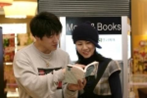 멀티플렉스 체인 롯데시네마와 인터넷서점 YES24는 문화 마케팅 업무제휴를 통해, 오는 24일부터 롯데시네마의 고객 누구에게나 책을 대여해주는 ‘무비 & 북 스토리’서비스를 실시한