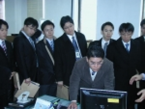 보호관찰 현장 실무교육에 참가한 사법연수생들이 외출제한명령 음성감독시스템 시연을 참관하고 있다.