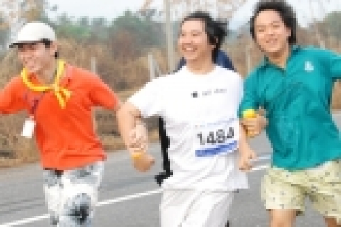 단축마라톤에서 함께 달리는 한국-태국의 대학생들
