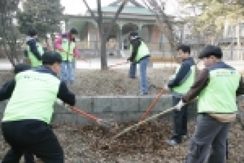 KT 사랑의 봉사단은 지난 24일 서울 중구 정동 소재 덕수궁을 찾아 겨우내 묶은 때를 닦아내는 “문화재 지킴이” 봉사활동을 펼쳤다. 