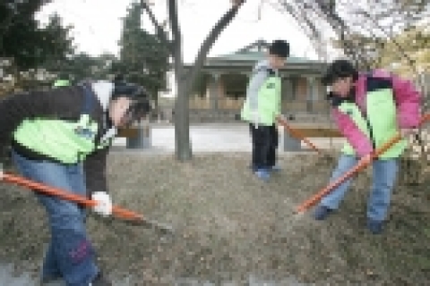 KT 사랑의 봉사단은 지난 24일 서울 중구 정동 소재 덕수궁을 찾아 겨우내 묶은 때를 닦아내는 “문화재 지킴이” 봉사활동을 펼쳤다. 