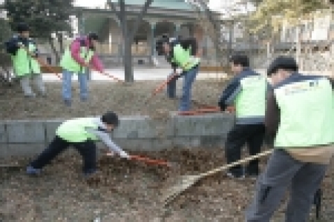 KT 사랑의 봉사단은 지난 24일 서울 중구 정동 소재 덕수궁을 찾아 겨우내 묶은 때를 닦아내는 “문화재 지킴이” 봉사활동을 펼쳤다. 