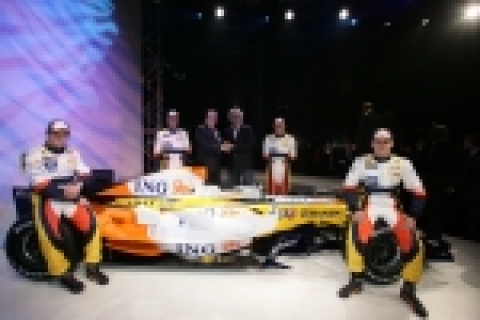 왼쪽부터 지안카를로 피지켈라, 넬슨 피퀫 주니어, 미셸틸망(ING 회장), 프라비오 브리아토레(ING르노 포뮬러원팀 이사), 리카르도 존다, 헤이키 코바레이넨