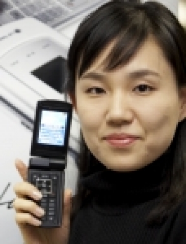 LG텔레콤 고객이 DMB를 보면서 EPG서비스로 방송프로그램 정보를 확인하는 모습.
