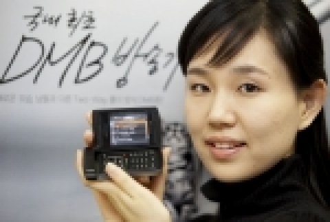 LG텔레콤 고객이 DMB를 보면서 EPG서비스로 방송프로그램 정보를 확인하는 모습.
