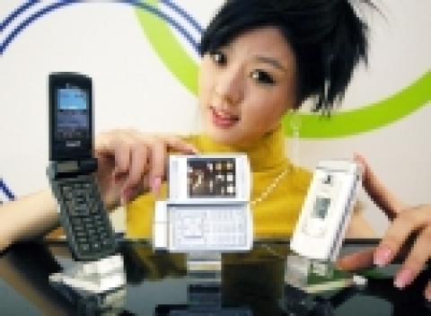 삼성전자는 지상파DMB 방송 가이드를 첫 탑재해 채널 선택이 간편해진 '슬림 더블폴더 DMB폰'을 출시한다.