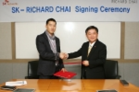 SK네트웍스는 25일 SK네트웍스 명동본사에서 패션 디자이너 리처드 최와 파트너쉽 계약을 맺었다.