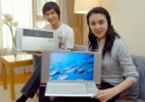 소니 코리아가 데스크톱과 노트북의 장점을 모아 만든 새로운 컨셉의 “보드PC” ‘바이오 type L’ 1종(VGC-LA38L)을 선보였다. 접이식 키보드를 탑재한 15.4인치 와이