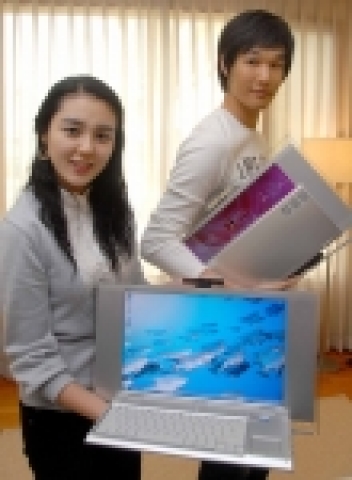 소니 코리아가 데스크톱과 노트북의 장점을 모아 만든 새로운 컨셉의 “보드PC” ‘바이오 type L’ 1종(VGC-LA38L)을 선보였다. 접이식 키보드를 탑재한 15.4인치 와이