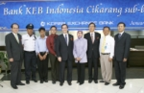 외환은행(銀行長 리처드 웨커/www.keb.co.kr)은 25일 인도네시아 수도 자카르타 외곽에 위치한 찌카랑에 출장소를 개설하고 리처드 웨커 은행장과 현지 기업 대표들이 참석한 