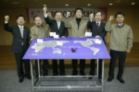 LG카드 박해춘 사장(왼쪽 세번째)과 경영진, 노동조합 간부들이 26일(금) 남대문 본사에서 열린 경영혁신운동 '先制2007' 발대식에서 구호를 제창하고 있다.