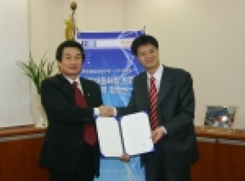 (왼쪽) - 이상기 한국생명공학연구원장 (오른쪽) - 이석봉 (주)대덕넷 대표