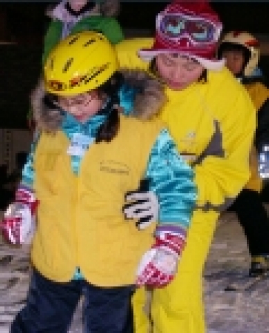 많은 이웃들의 따뜻한 관심으로 조심스럽게 스키를 배우는 청각장애 아동