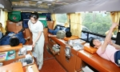 현대중공업그룹 대졸신입사원 135명과 기술연수생 90여명이‘이웃사랑 실천 체험’을 위해 26일 단체 헌혈에 나섰다. 사진은 사내 기술교육원에서 헌혈에 참여하고 있는 대졸신입사원들이