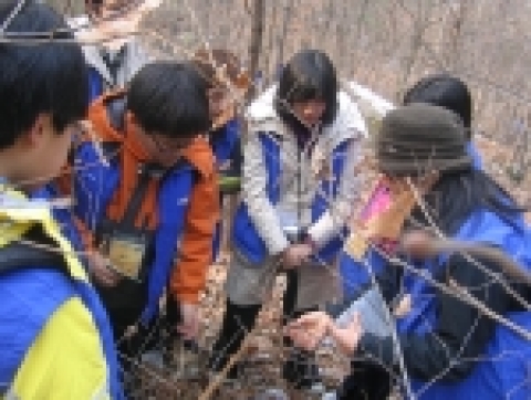 삼성SDS는 임직원 자녀 및 임직원과 결연 중인 소년소녀가장 40여명이 경기도 포천 명성산에서 숲 속 생태체험을 하고 있다.