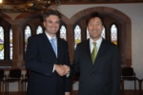 오세훈 서울시장은 독일의 ‘프라이부르크’를 방문해  만 46세의 동갑내기이며 독일의 환경수도인 프라이부르그시 디터 살로몬(Dieter Salomon) 시장을 1월26일(금) 11: