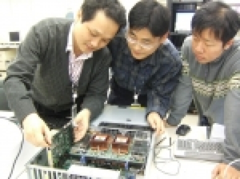 ETRI 디지털홈연구단 서버플랫폼연구팀의 김성운 팀장이 이번에 개발에 성공한 보드에 심어진 라토나 칩을 팀원들과 함께 직접 시연하고 있다.