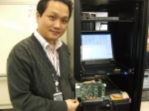 ETRI 디지털홈연구단 서버플랫폼연구팀의 김성운 팀장이 이번에 개발에 성공한 보드에 심어진 라토나 칩을 보여주고 있다.