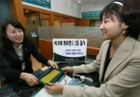 하나은행(은행장 김종열http://www.hanabank.com)은 최근 이슈가 되고 있는 해외주식형상품에 대해 비과세 처리하는 세법 변경(안)에 맞추어 원화로 해외주식에 직접 투