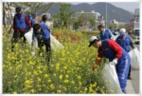 대우조선해양은 사회공헌활동 캘린더와 공헌활동개인이력시스템 등으로 체계적이고 지속적인 사회공헌활동을 펼치고 있다. 사진은 지난해 6월 도민체전을 앞두고 전 임직원이 참여한 가운데 거