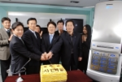 안승권 MC사업본부장과 차강희 MC디자인센터소장, 황경주 한국사업담당 등 주요 임직원이 한데 모여 샤인폰 출시 100일을 자축하는 