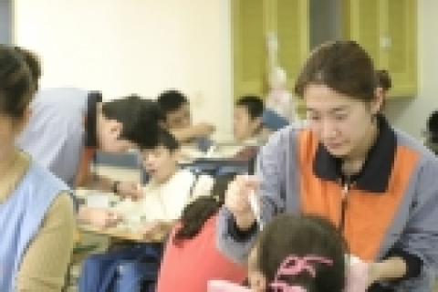 대한생명 2007년 신입사원들이 1월 30일(화) 경기도 용인시 처인구에 위치한 ‘요한의 집’을 방문해 장애아동들의 식사를 도와주고 있다.