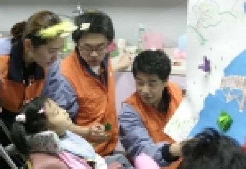 대한생명 2007년 신입사원들이 1월 30일(화) 사회복지시설인 용인시 ‘요한의 집’에서 장애아동들과 미술활동을 함께하고있다.