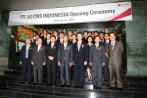 인도네시아 법인 개소식 기념 사진 앞줄 왼쪽 세번째 LG CNS 박병일 인도네시아 법인장, 주인도네시아 공사 정용칠, LG CNS 신재철 사장
