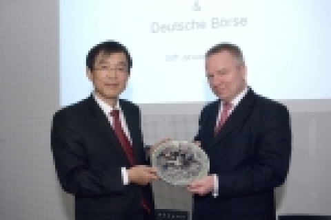 이영탁 한국증권선물거래소 이사장은 1월30일(화) 독일 프랑크푸르트에서 안드레아스 프로이스(Andreas Preuss) 유렉스(Eurex) CEO와 파생상품 시장연계를 위한 공동연