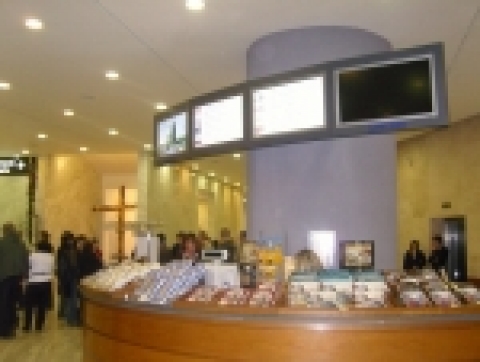 바티칸 박물관 안내데스크에 설치된 삼성LCD