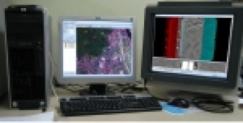 항공사진 검색 및 판독시스템 소개-시스템 설치 : 본청 지역정책과와 2청 지역개발과에 설치된 판독시스템. 2개의 대형 모니터를 통해 신속하고 정확한 항공사진 판독 업무가 가능