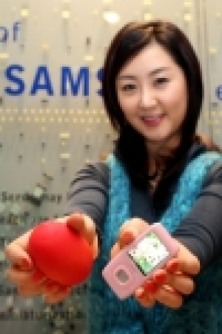 삼성 MP3 옙(YEPP)은 블랙, 퍼플 컬러를 작년에 출시한 데 이어, 봄을 맞아 여성에게 인기있는 로맨틱 핑크를 제품 외관에 적용한 로맨틱 핑크'T9'을 2월