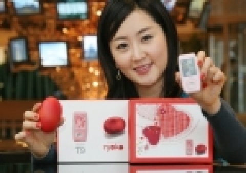 삼성 MP3 옙(YEPP)은 블랙, 퍼플 컬러를 작년에 출시한 데 이어, 봄을 맞아 여성에게 인기있는 로맨틱 핑크를 제품 외관에 적용한 로맨틱 핑크'T9'을 2월