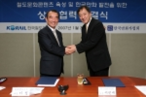 이철 철도공사 사장은 31일 이현세 만화가협회 회장과 업무협약을 맺고 철도문화콘텐츠 개발과 한국만화발전을 위해 공동 노력을 기울이기로 했다. 