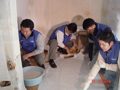 삼성SDS(대표 金仁)는 임직원들은 지난 31일(水) 성동구 금호동에 위치한 현이네 4남매의 보금자리를 새롭게 단장하는 ‘사랑의 러브하우스’봉사활동을 펼쳤다.