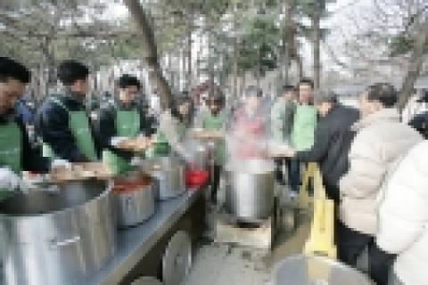 1.31일 KT 청년 중역들이 종묘공원에서 급식 봉사활동하는 모습 