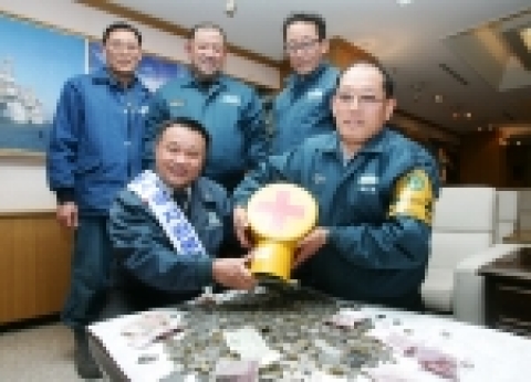 현대중공업 박봉수 기장(오른쪽)이 김창연 현중사랑자원봉사단장(왼쪽)에게 7년간 모은 동전을 기증하고 있다.