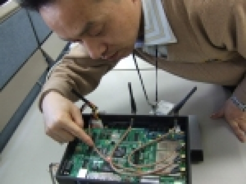 이번 연구개발의 책임자인 ETRI 이동통신연구단 차세대무선LAN연구팀 이석규 팀장이 무선랜 모뎀 칩을 설명하고 있다.