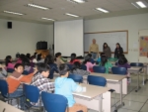 르노삼성자동차가 임직원 자녀 200명을 대상으로 르노삼성 부산공장 내 기술연구원에서 진행하는 <사원 자녀 영어 캠프>에 참여한 어린이들이 영어 수업에 적극 참여하고 있다