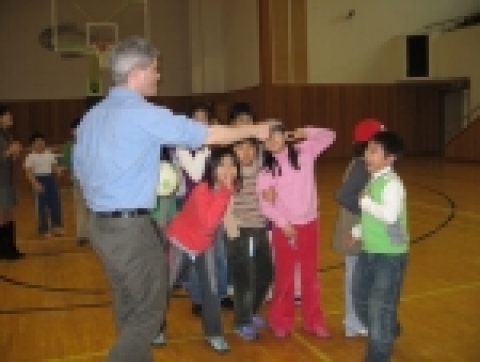 르노삼성자동차가 임직원 자녀 200명을 대상으로 르노삼성 부산공장 내 기술연구원에서 진행하는 <사원 자녀 영어 캠프>에 참여한 어린이들이 영어 수업에 적극 참여하고 있다