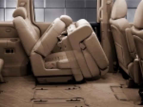 기아자동차가 11인승 그랜드 카니발 차체에 9인승 시트를 적용해 거주성을 개선한 ‘카니발 리무진(롱바디)’을 시판한다.